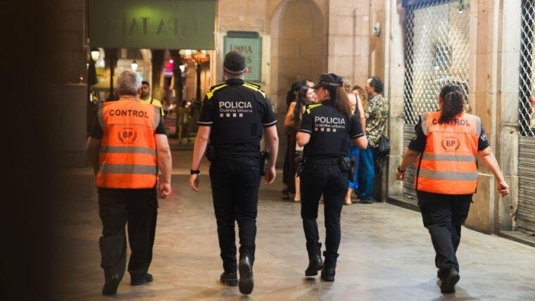Patrulla de la Guàrdia Urbana en los callejones cercanos a la Plaça Reial de Barcelona.